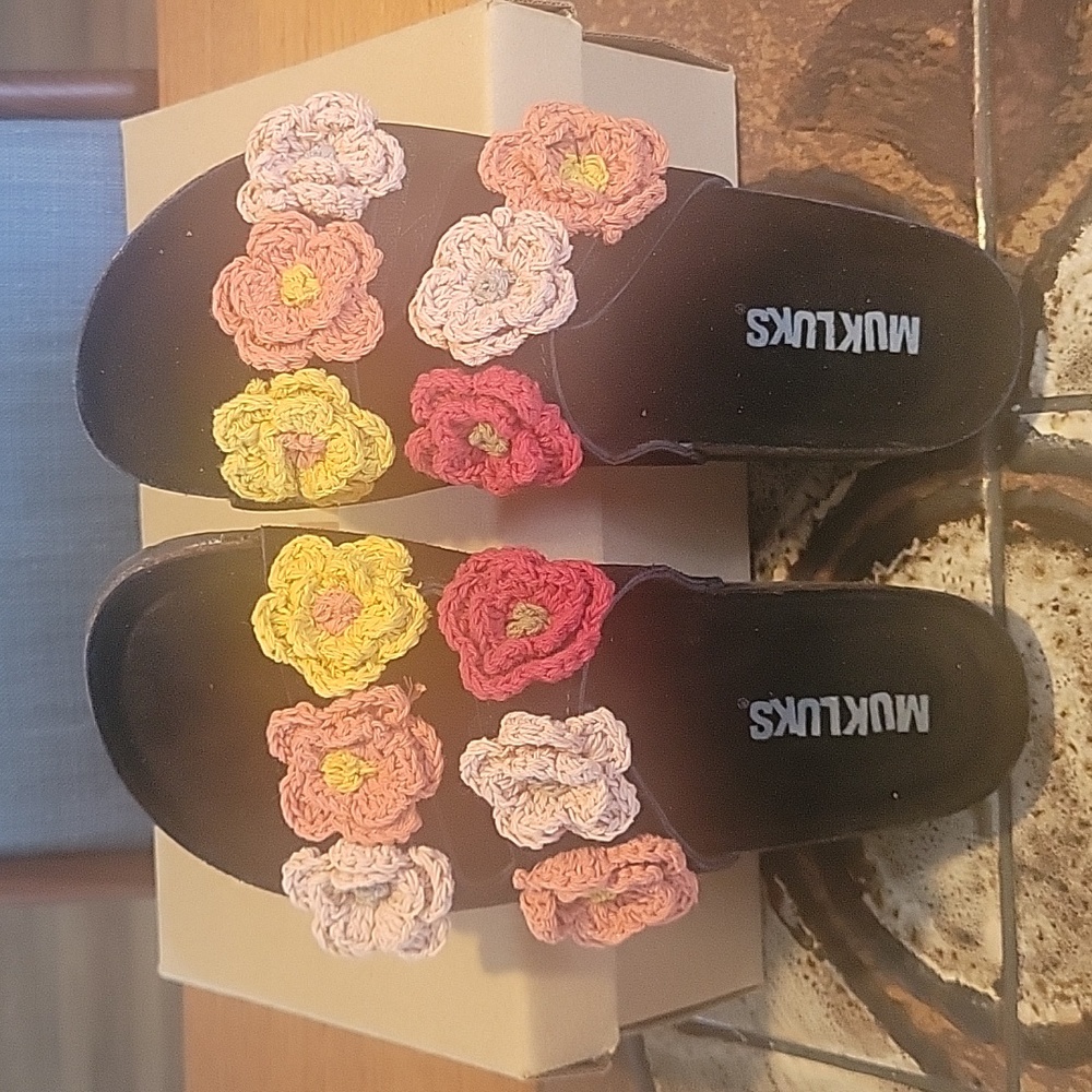 MUKLUKS SLIDES WITH CROCHETED FLOWERS 💐